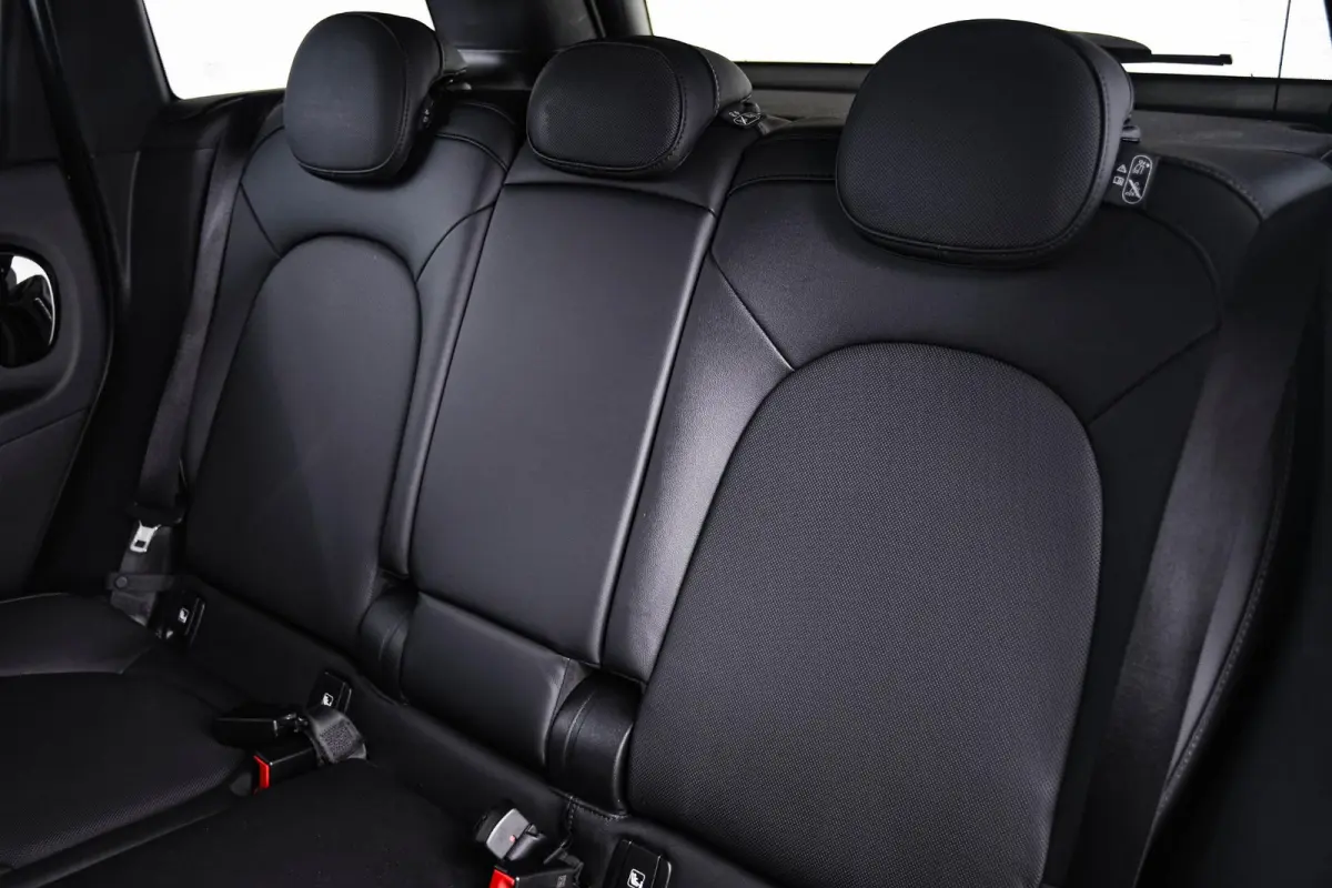 Cooper ALL4 Active Cruise Control - Elektrisch verwarmde/verstelbare stoelen - Comfort acces - Driving Assistant - Head up - Getinte ruiten - Achteruitrijcamera - MINI Navigatiesysteem -