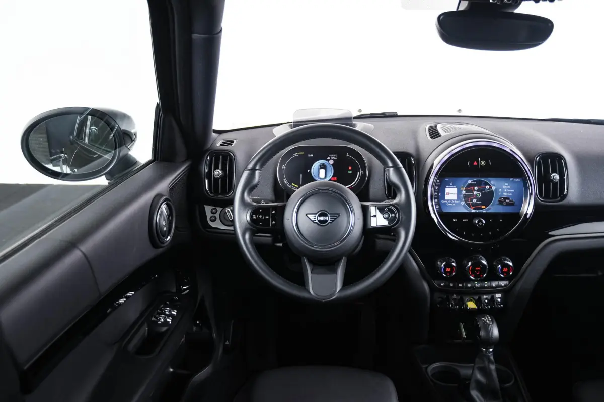 Cooper ALL4 Active Cruise Control - Elektrisch verwarmde/verstelbare stoelen - Comfort acces - Driving Assistant - Head up - Getinte ruiten - Achteruitrijcamera - MINI Navigatiesysteem -