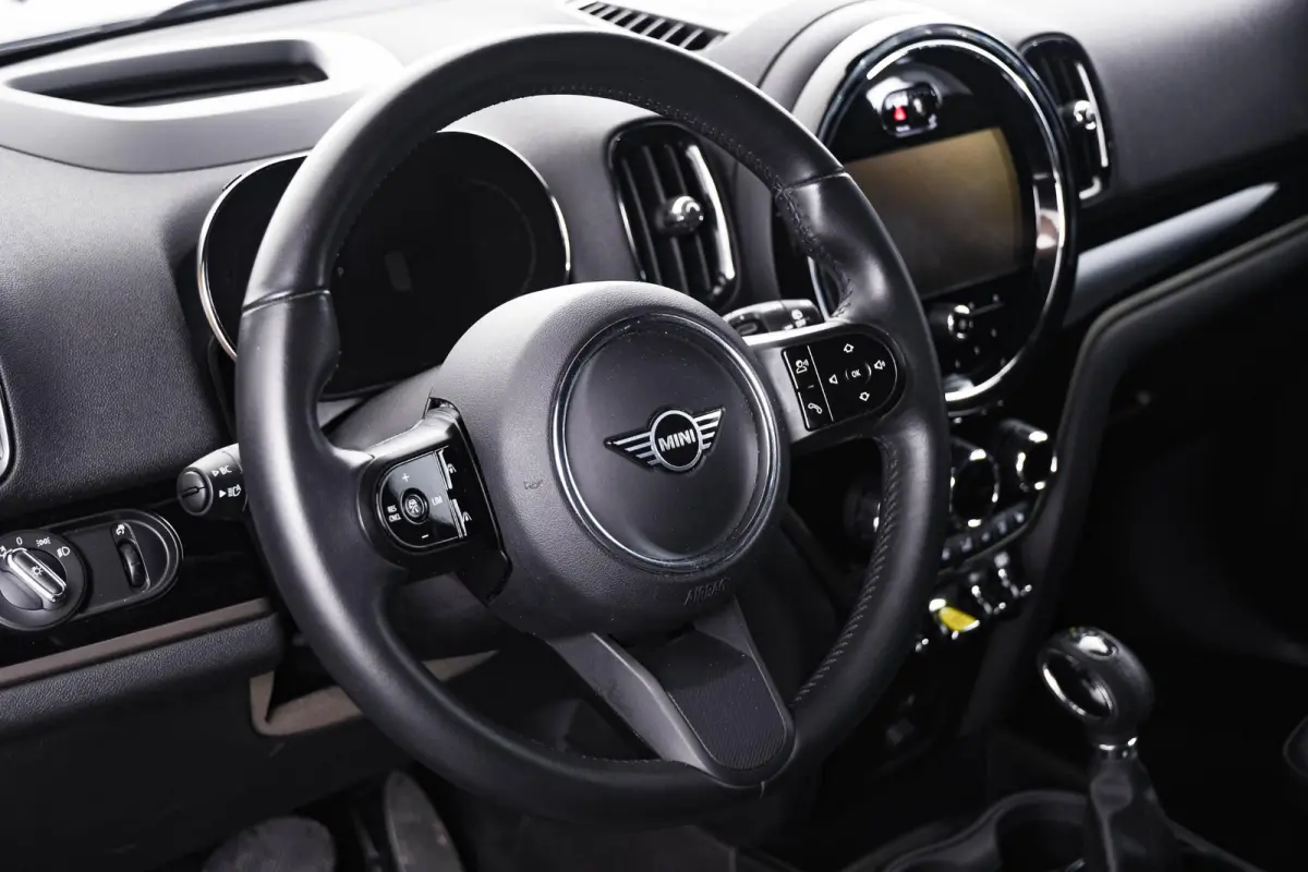 Cooper ALL4 Active Cruise Control - Elektrisch verwarmde/verstelbare stoelen - Comfort acces - Driving Assistant - Head up - Getinte ruiten - Achteruitrijcamera - MINI Navigatiesysteem -