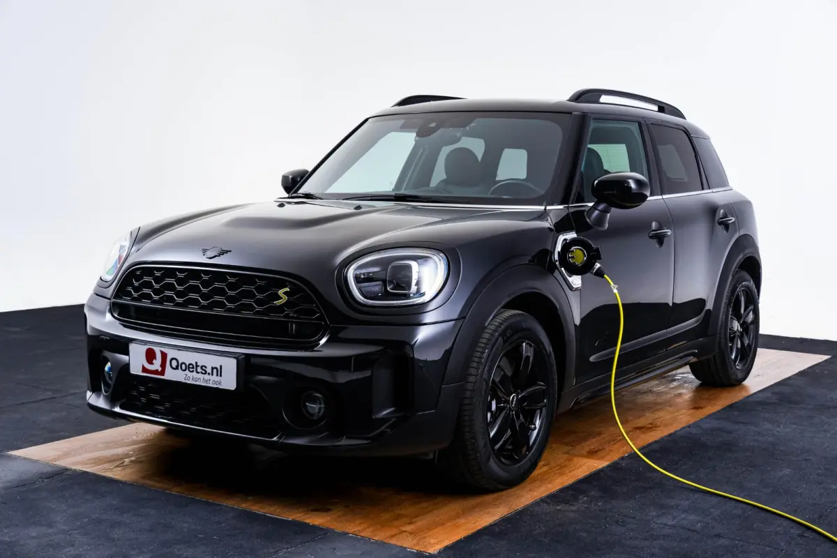 Cooper ALL4 Active Cruise Control - Elektrisch verwarmde/verstelbare stoelen - Comfort acces - Driving Assistant - Head up - Getinte ruiten - Achteruitrijcamera - MINI Navigatiesysteem -