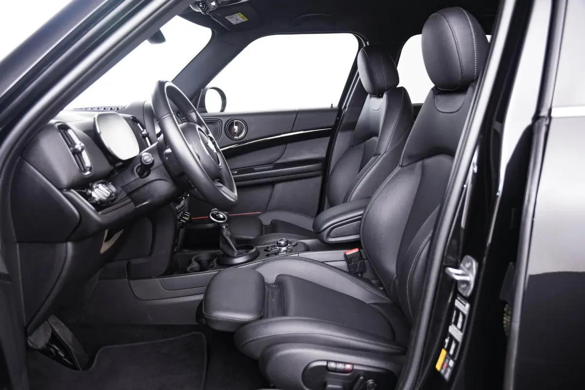 Cooper ALL4 Active Cruise Control - Elektrisch verwarmde/verstelbare stoelen - Comfort acces - Driving Assistant - Head up - Getinte ruiten - Achteruitrijcamera - MINI Navigatiesysteem -