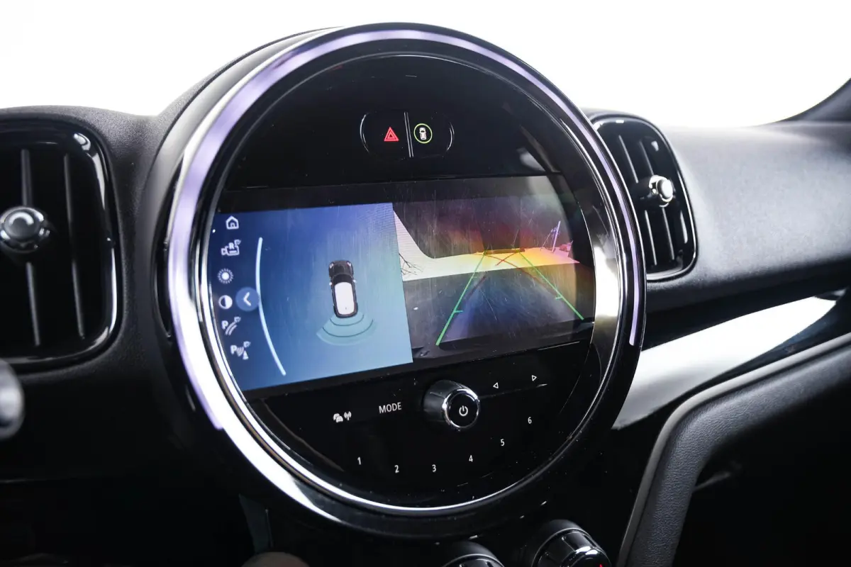 Cooper ALL4 Active Cruise Control - Elektrisch verwarmde/verstelbare stoelen - Comfort acces - Driving Assistant - Head up - Getinte ruiten - Achteruitrijcamera - MINI Navigatiesysteem -
