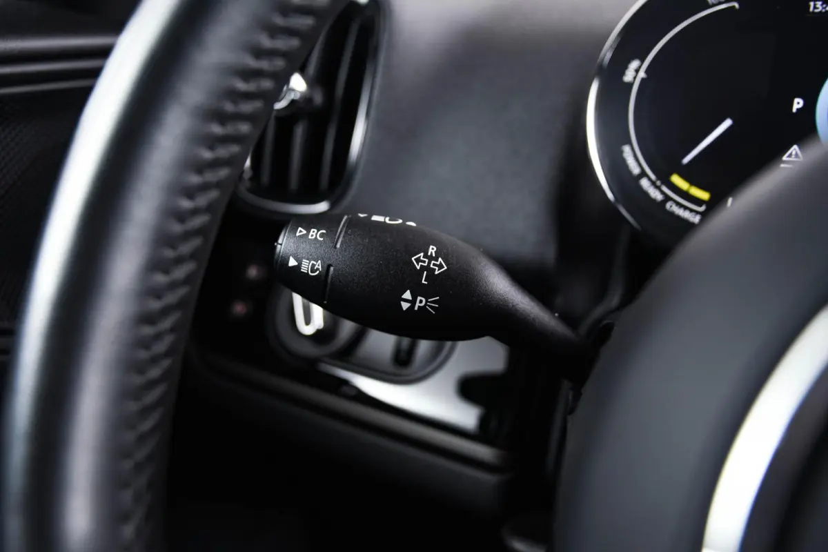 Cooper ALL4 Active Cruise Control - Elektrisch verwarmde/verstelbare stoelen - Comfort acces - Driving Assistant - Head up - Getinte ruiten - Achteruitrijcamera - MINI Navigatiesysteem -