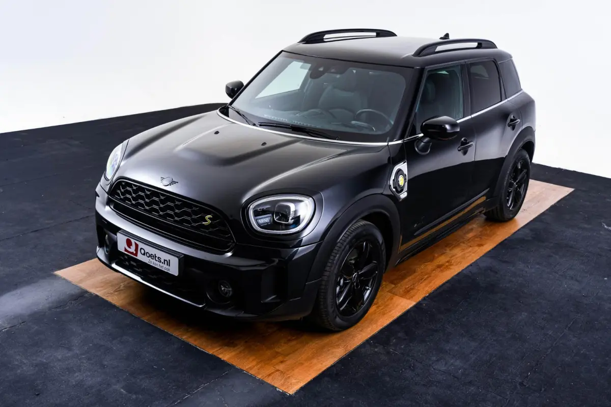 Cooper ALL4 Active Cruise Control - Elektrisch verwarmde/verstelbare stoelen - Comfort acces - Driving Assistant - Head up - Getinte ruiten - Achteruitrijcamera - MINI Navigatiesysteem -