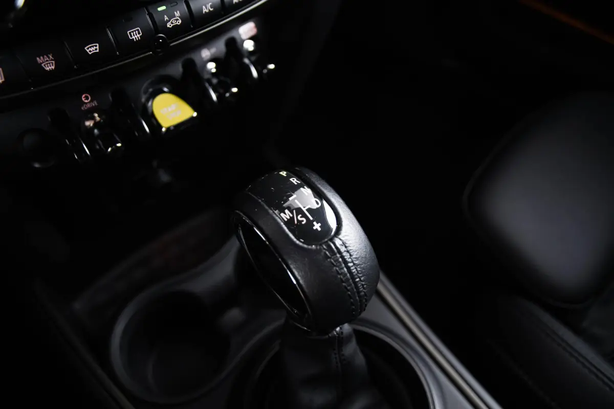 Cooper ALL4 Active Cruise Control - Elektrisch verwarmde/verstelbare stoelen - Comfort acces - Driving Assistant - Head up - Getinte ruiten - Achteruitrijcamera - MINI Navigatiesysteem -