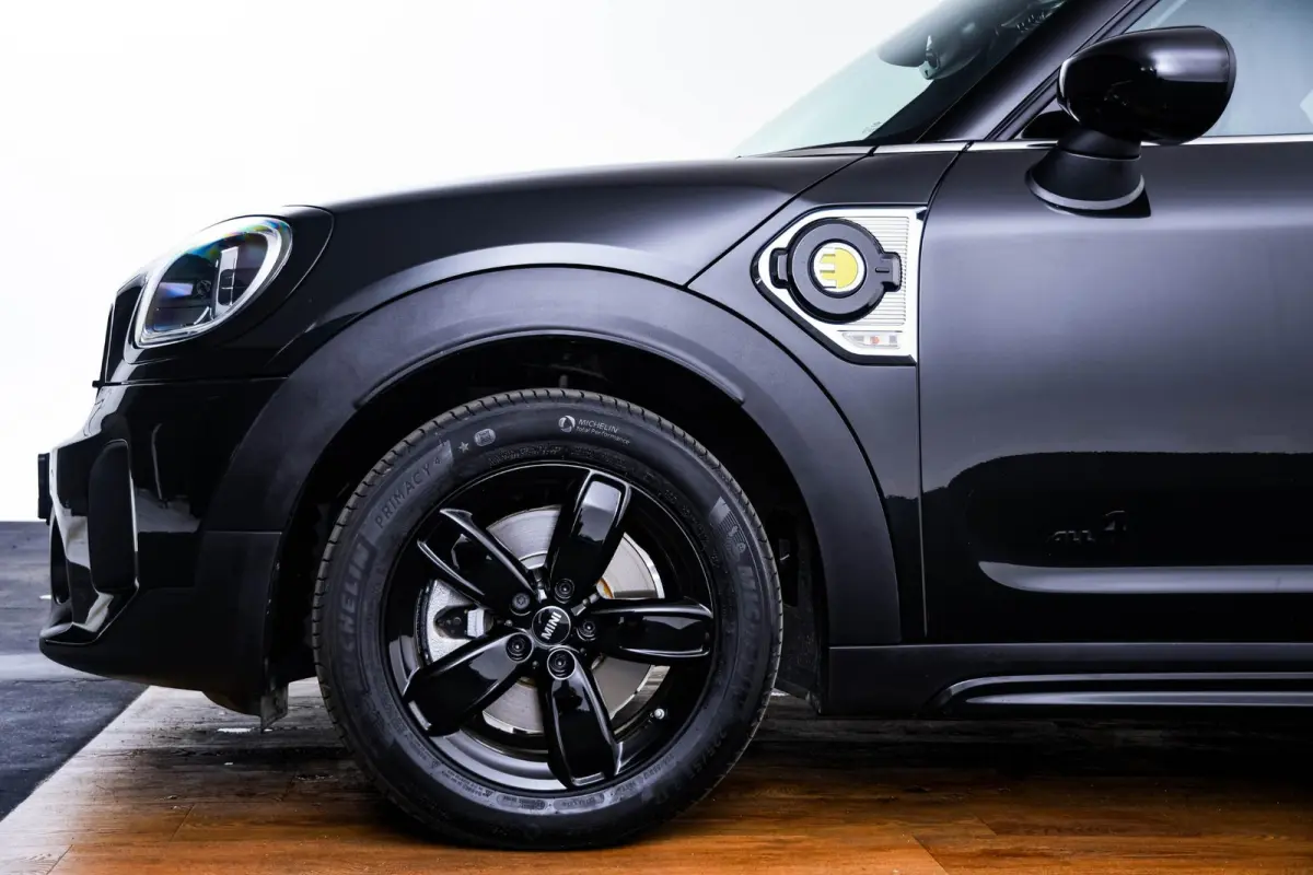 Cooper ALL4 Active Cruise Control - Elektrisch verwarmde/verstelbare stoelen - Comfort acces - Driving Assistant - Head up - Getinte ruiten - Achteruitrijcamera - MINI Navigatiesysteem -