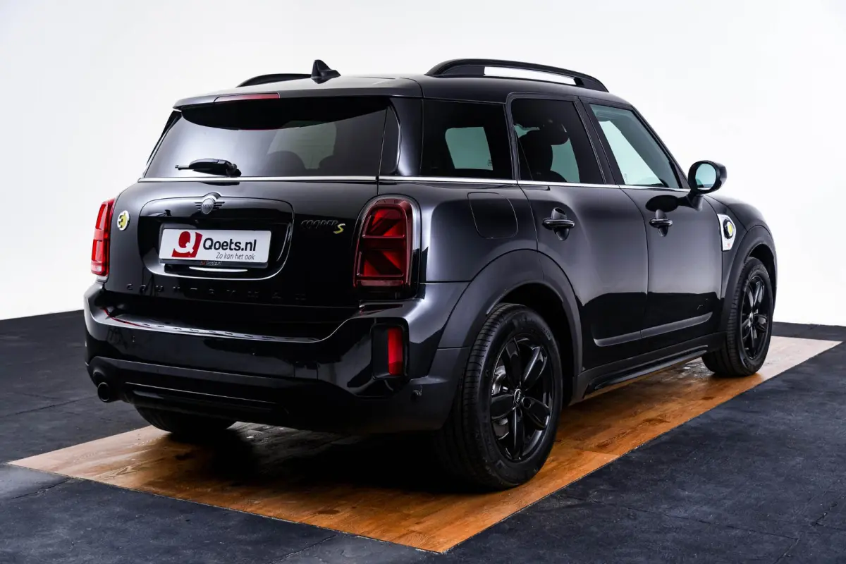 Cooper ALL4 Active Cruise Control - Elektrisch verwarmde/verstelbare stoelen - Comfort acces - Driving Assistant - Head up - Getinte ruiten - Achteruitrijcamera - MINI Navigatiesysteem -