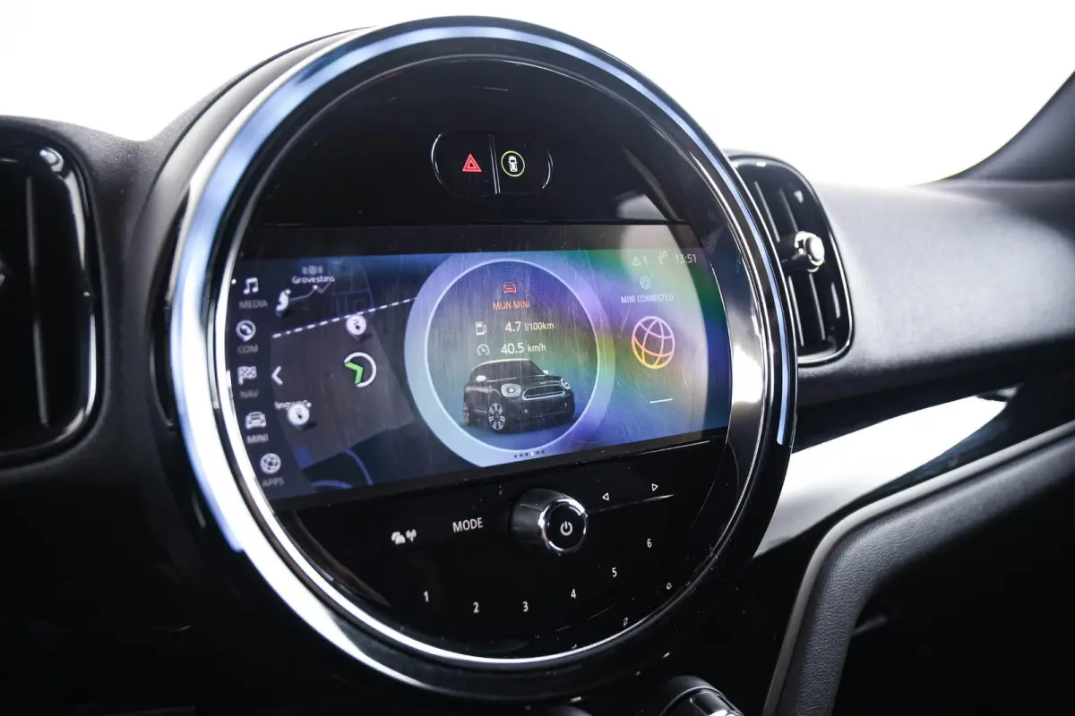 Cooper ALL4 Active Cruise Control - Elektrisch verwarmde/verstelbare stoelen - Comfort acces - Driving Assistant - Head up - Getinte ruiten - Achteruitrijcamera - MINI Navigatiesysteem -