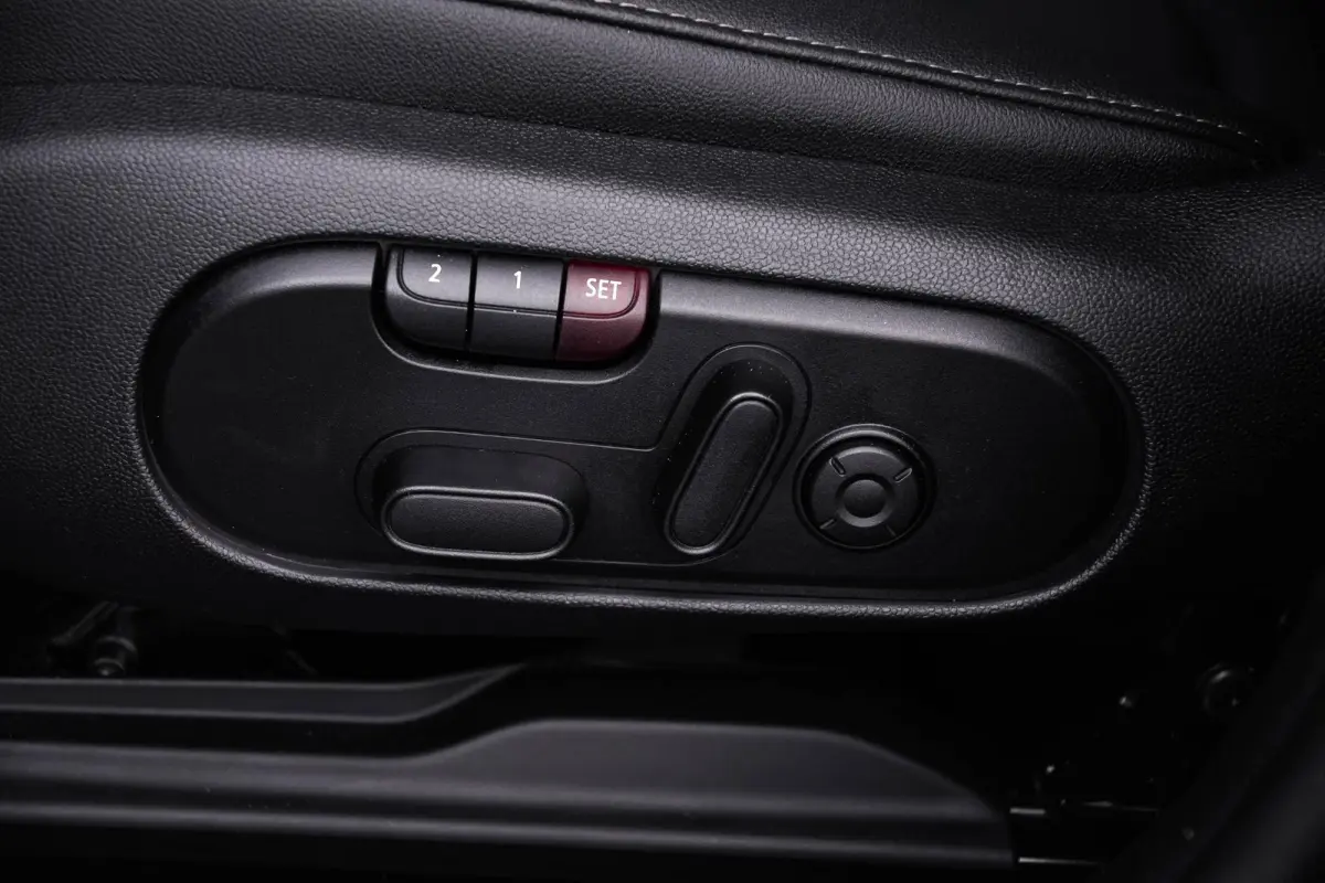 Cooper ALL4 Active Cruise Control - Elektrisch verwarmde/verstelbare stoelen - Comfort acces - Driving Assistant - Head up - Getinte ruiten - Achteruitrijcamera - MINI Navigatiesysteem -