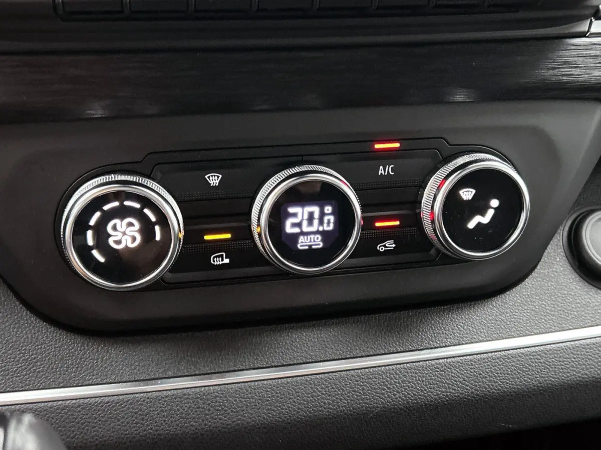 2.0 Blue dC1 150PK L2H1 Dubbele Cabine Automaat Navigatie Airco Lichtmetalen velgen Betimmering Trekhaak Camera Parkeer sensoren Dab