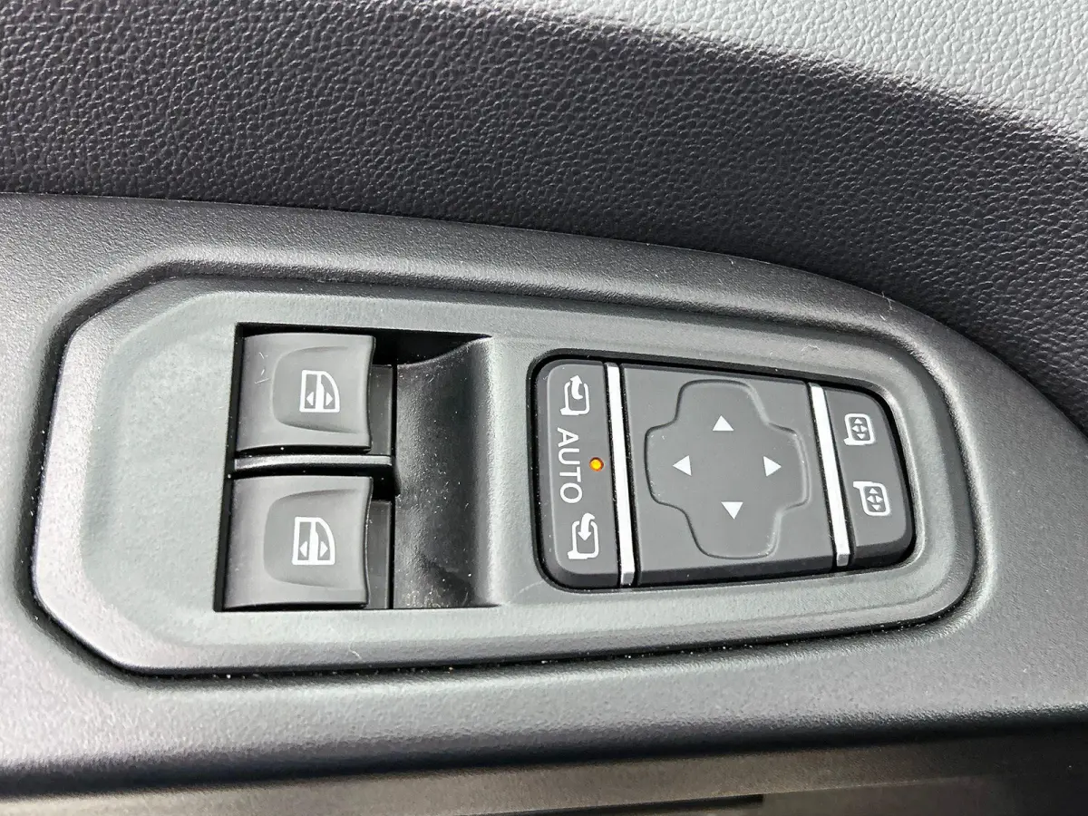 2.0 Blue dC1 150PK L2H1 Dubbele Cabine Automaat Navigatie Airco Lichtmetalen velgen Betimmering Trekhaak Camera Parkeer sensoren Dab