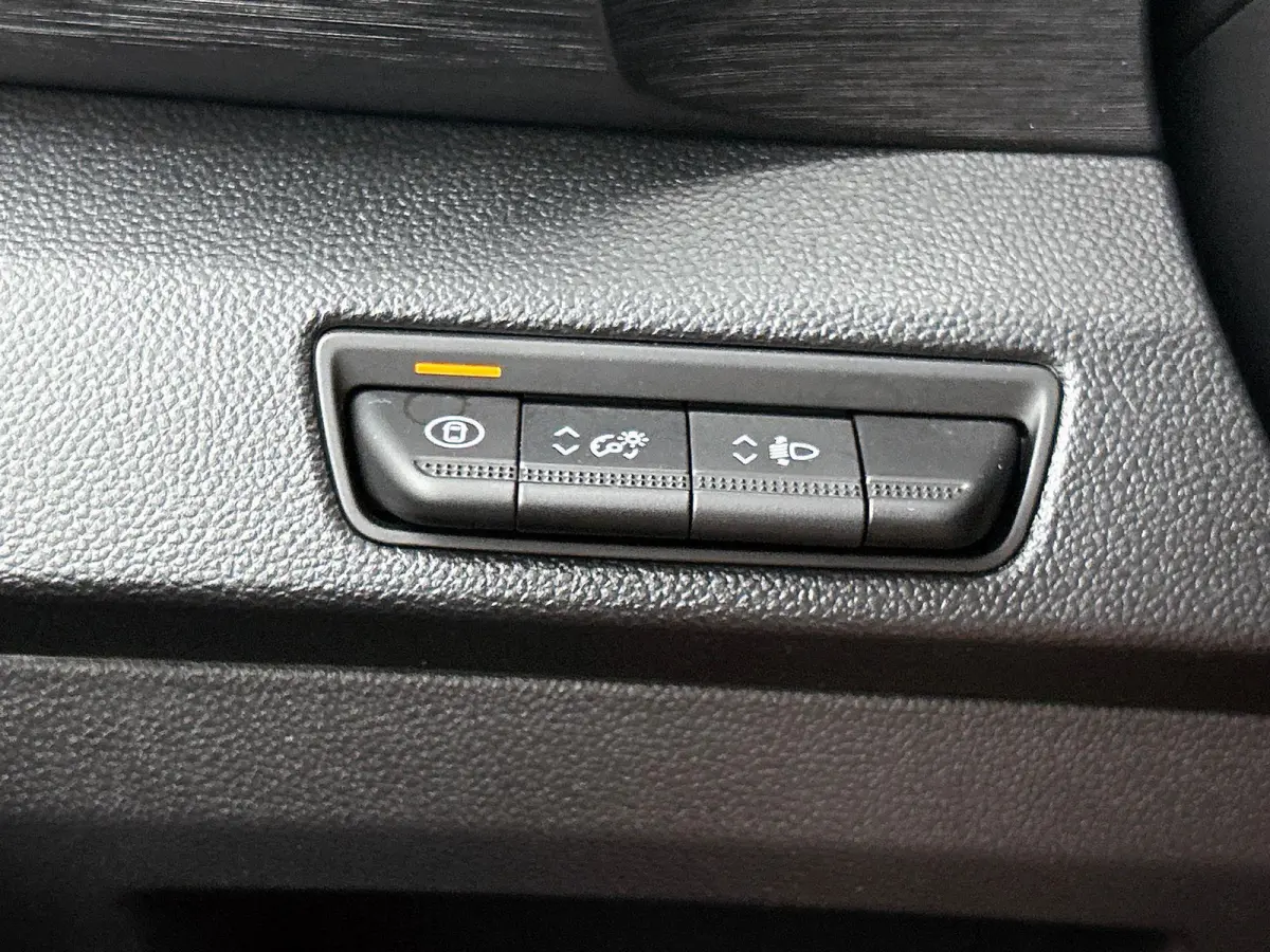 2.0 Blue dC1 150PK L2H1 Dubbele Cabine Automaat Navigatie Airco Lichtmetalen velgen Betimmering Trekhaak Camera Parkeer sensoren Dab