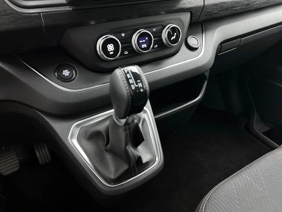 2.0 Blue dC1 150PK L2H1 Dubbele Cabine Automaat Navigatie Airco Lichtmetalen velgen Betimmering Trekhaak Camera Parkeer sensoren Dab