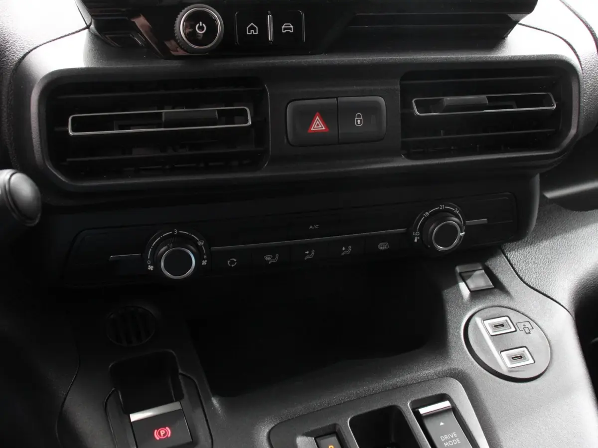 1.5 BlueHDi 130pk L2 Automaat Apple Carplay Android Auto Navigatie Trekhaak Airco Camera Cruise Control Parkeersensoren V+A DAB