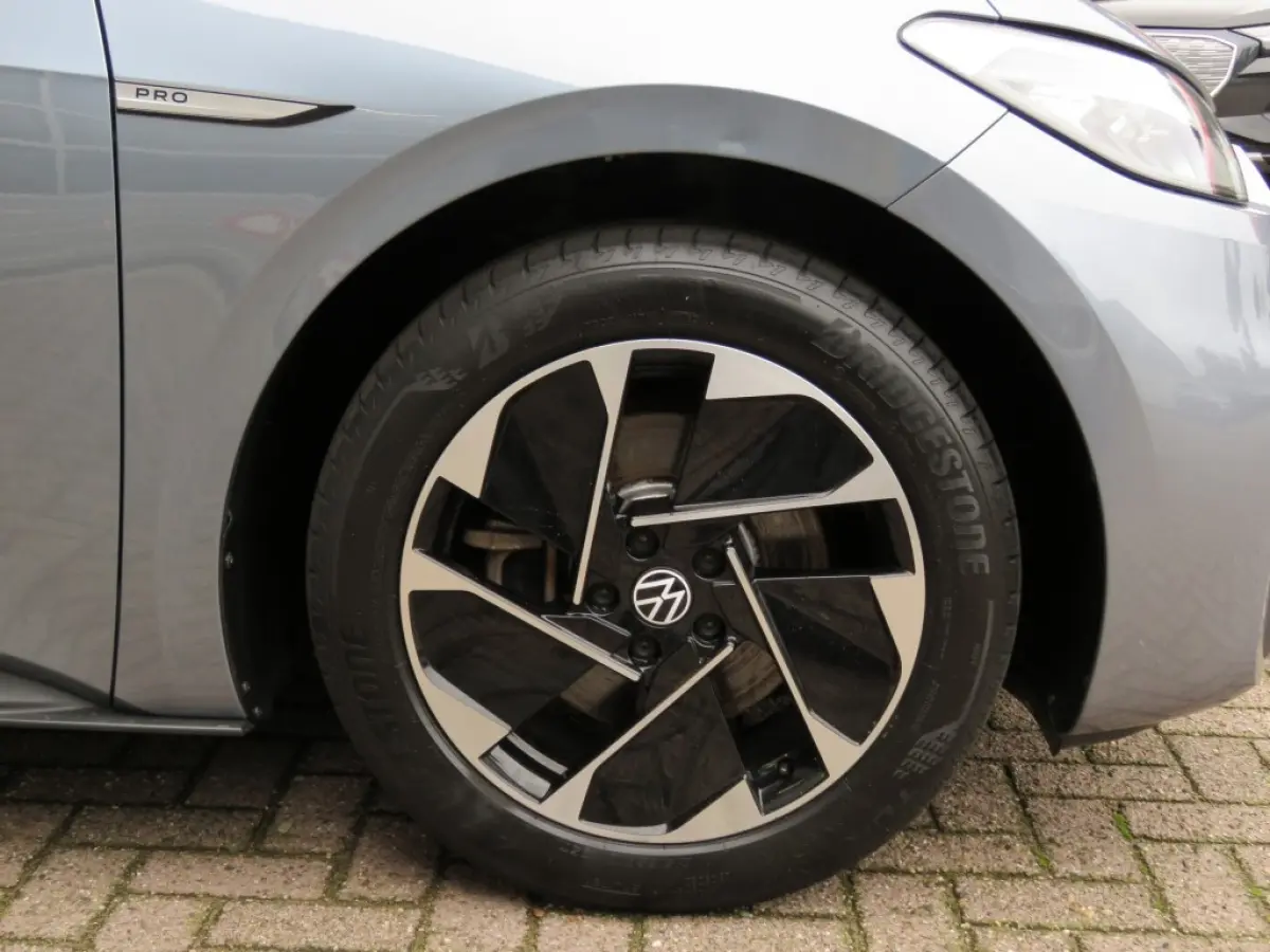 FIRST 58 KWH / soh 95% / Stoelverw. / Zwart dak en hemel / Navi / Carplay / 18 Inch / BOVAG garantie