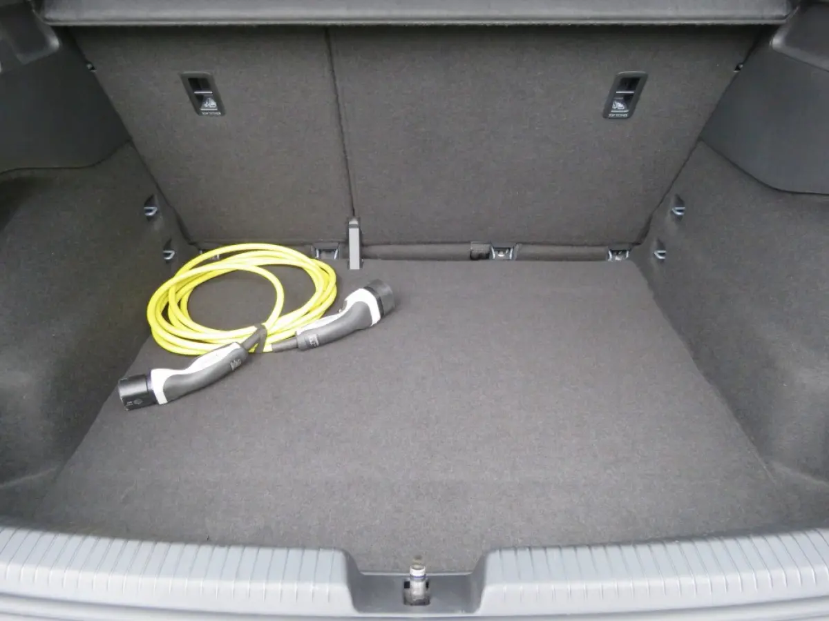 FIRST 58 KWH / soh 95% / Stoelverw. / Zwart dak en hemel / Navi / Carplay / 18 Inch / BOVAG garantie