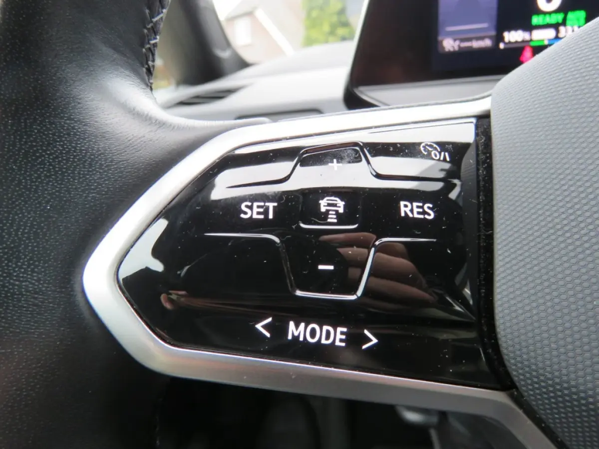 FIRST 58 KWH / soh 95% / Stoelverw. / Zwart dak en hemel / Navi / Carplay / 18 Inch / BOVAG garantie