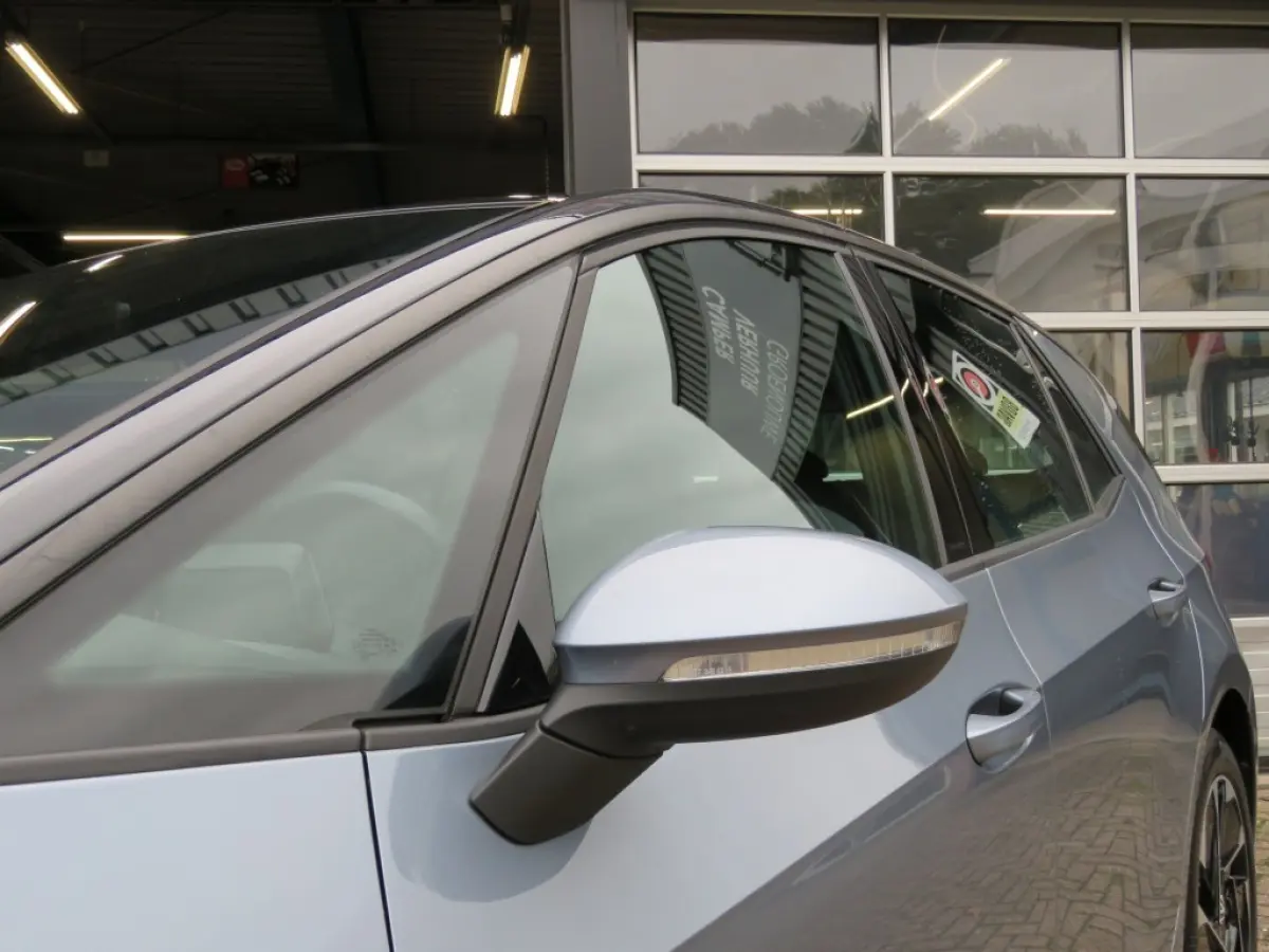 FIRST 58 KWH / soh 95% / Stoelverw. / Zwart dak en hemel / Navi / Carplay / 18 Inch / BOVAG garantie