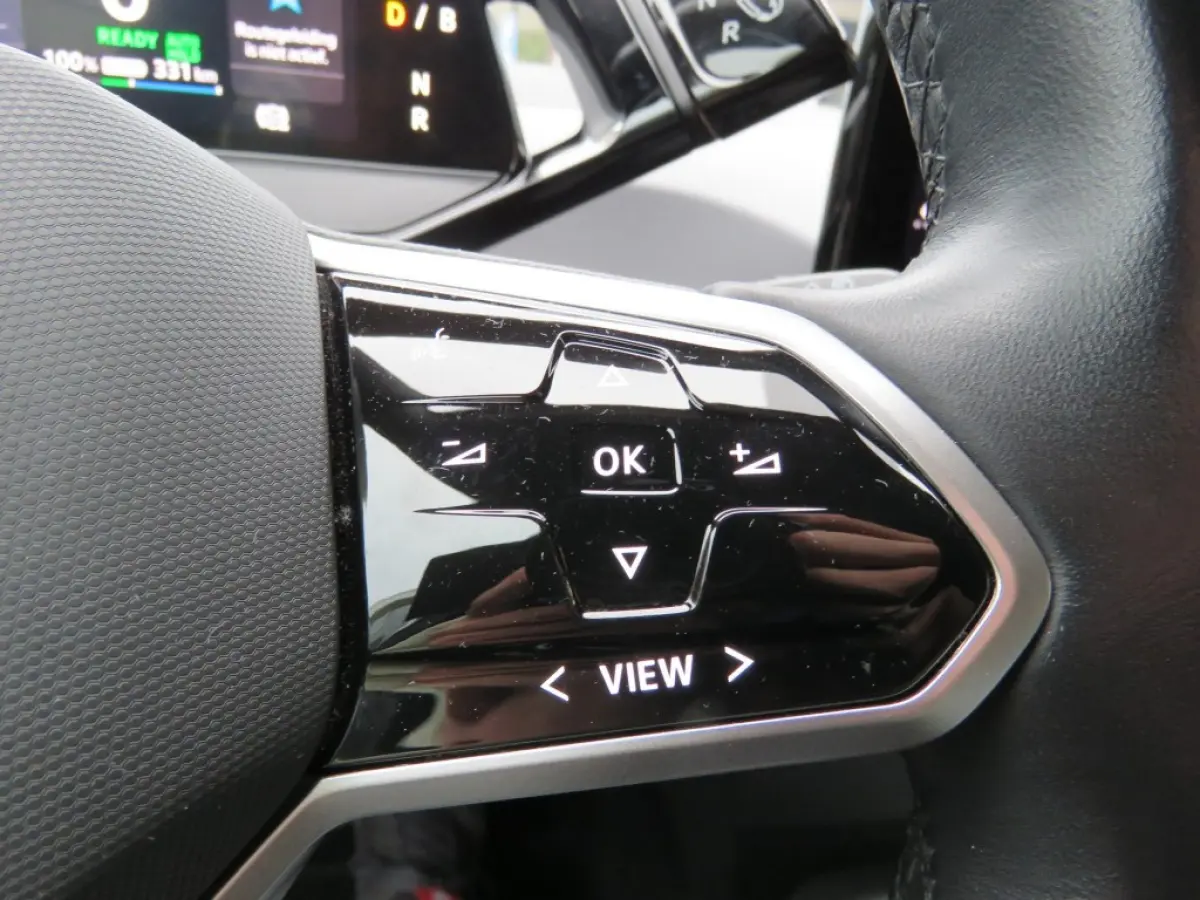 FIRST 58 KWH / soh 95% / Stoelverw. / Zwart dak en hemel / Navi / Carplay / 18 Inch / BOVAG garantie
