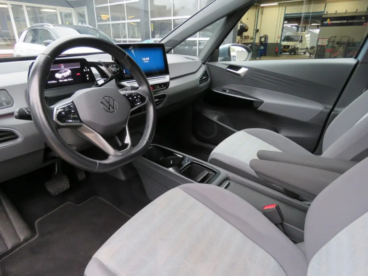 FIRST 58 KWH / soh 95% / Stoelverw. / Zwart dak en hemel / Navi / Carplay / 18 Inch / BOVAG garantie