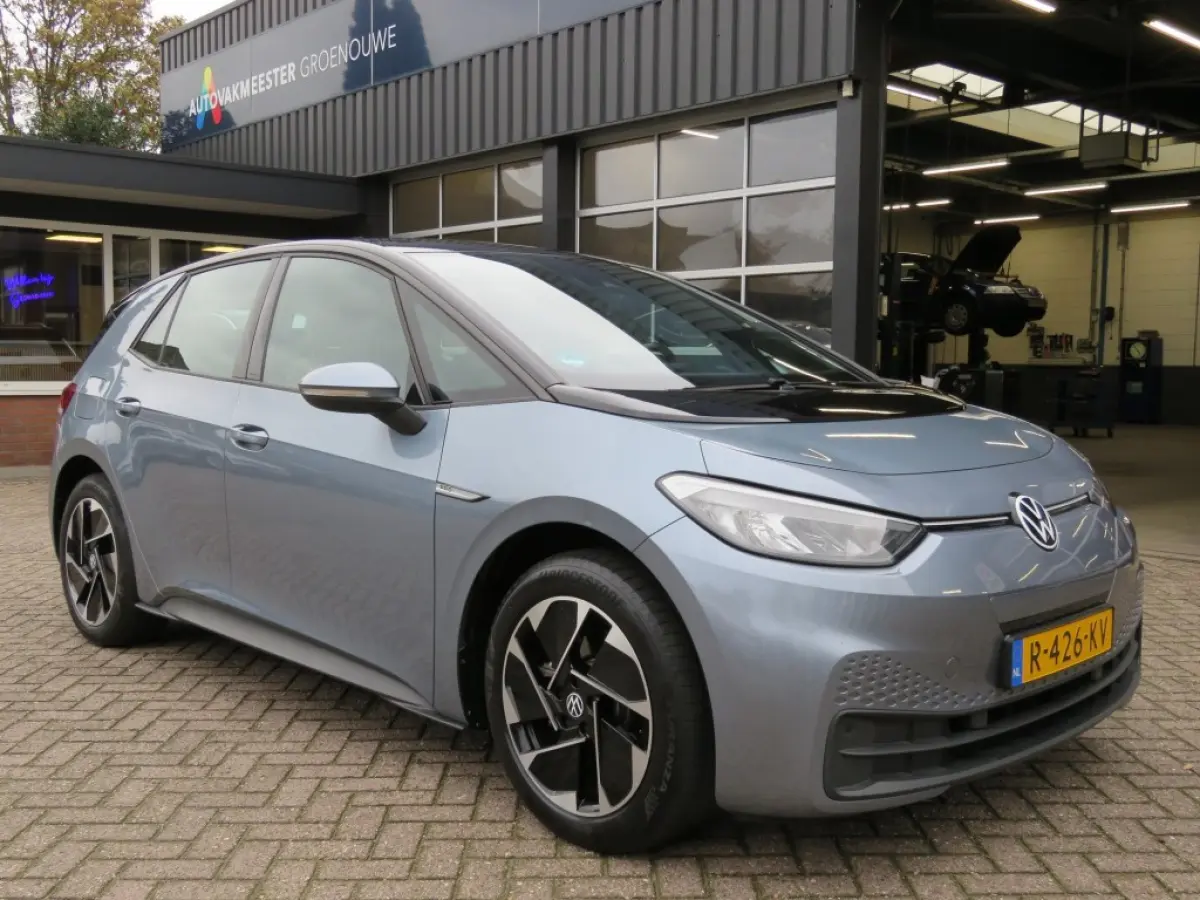 FIRST 58 KWH / soh 95% / Stoelverw. / Zwart dak en hemel / Navi / Carplay / 18 Inch / BOVAG garantie