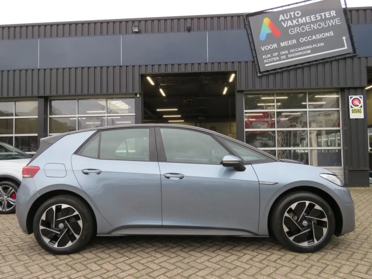FIRST 58 KWH / soh 95% / Stoelverw. / Zwart dak en hemel / Navi / Carplay / 18 Inch / BOVAG garantie