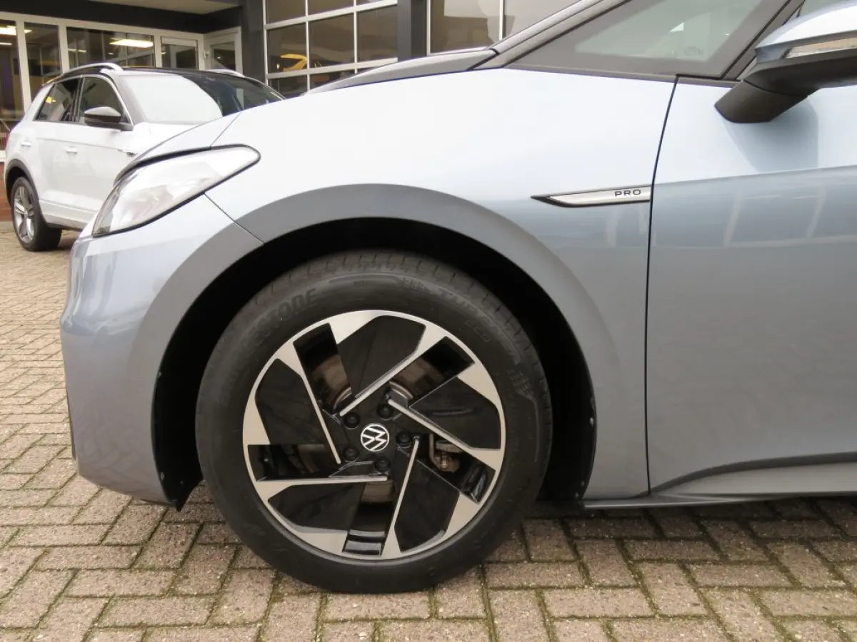 FIRST 58 KWH / soh 95% / Stoelverw. / Zwart dak en hemel / Navi / Carplay / 18 Inch / BOVAG garantie