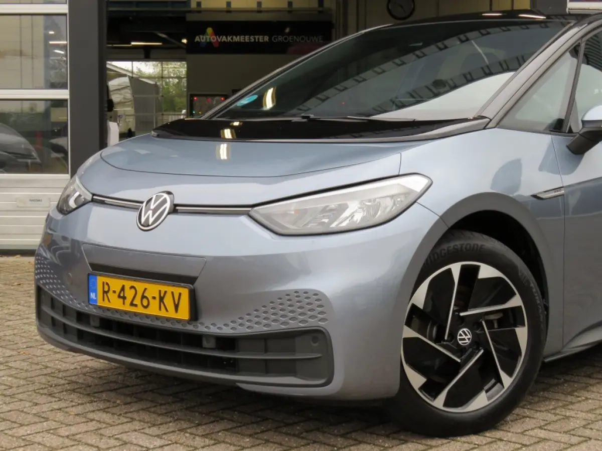 FIRST 58 KWH / soh 95% / Stoelverw. / Zwart dak en hemel / Navi / Carplay / 18 Inch / BOVAG garantie