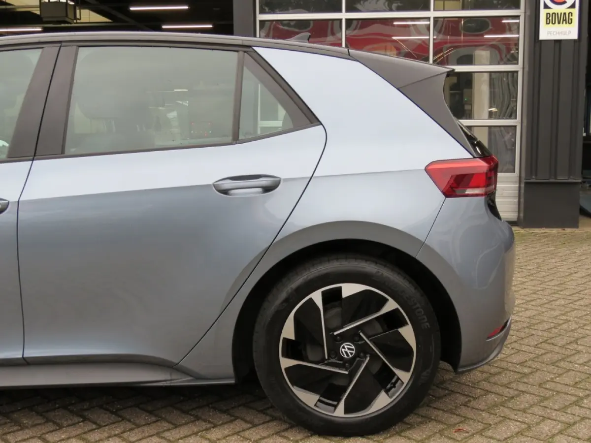 FIRST 58 KWH / soh 95% / Stoelverw. / Zwart dak en hemel / Navi / Carplay / 18 Inch / BOVAG garantie