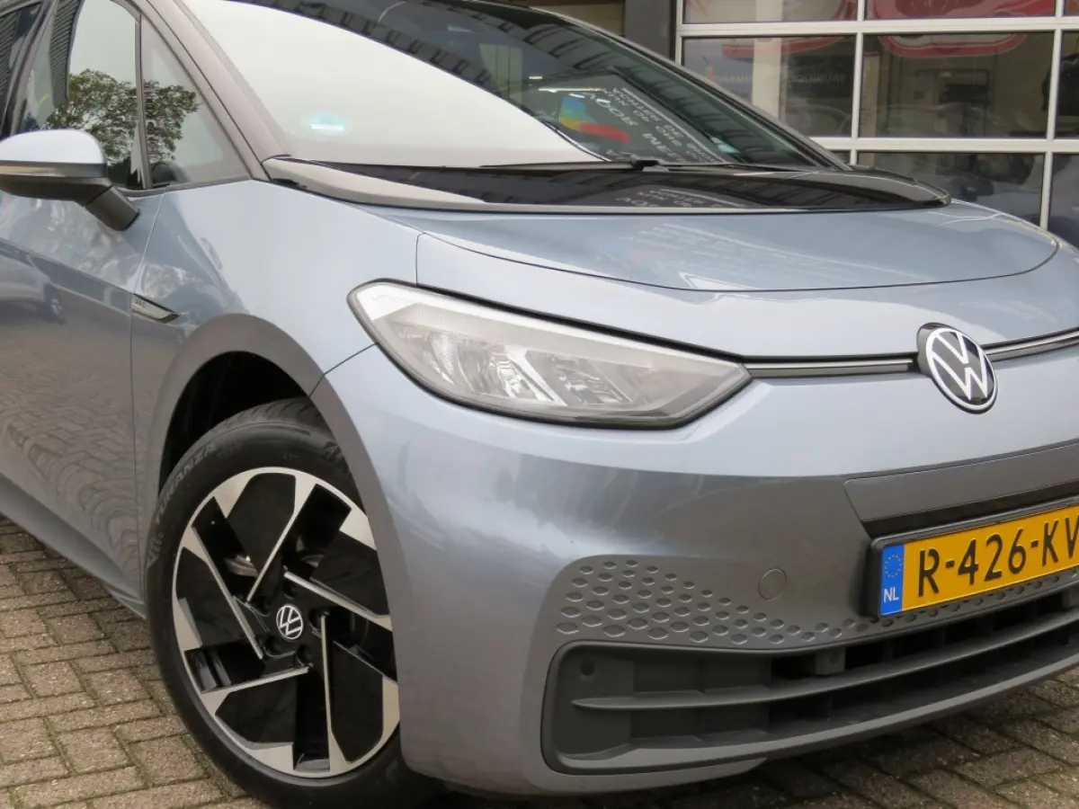 FIRST 58 KWH / soh 95% / Stoelverw. / Zwart dak en hemel / Navi / Carplay / 18 Inch / BOVAG garantie