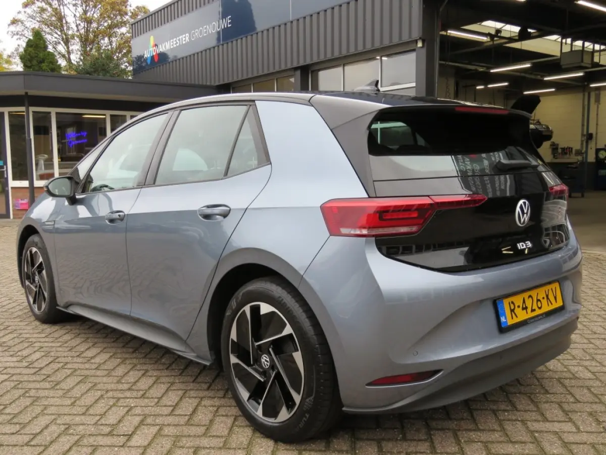 FIRST 58 KWH / soh 95% / Stoelverw. / Zwart dak en hemel / Navi / Carplay / 18 Inch / BOVAG garantie