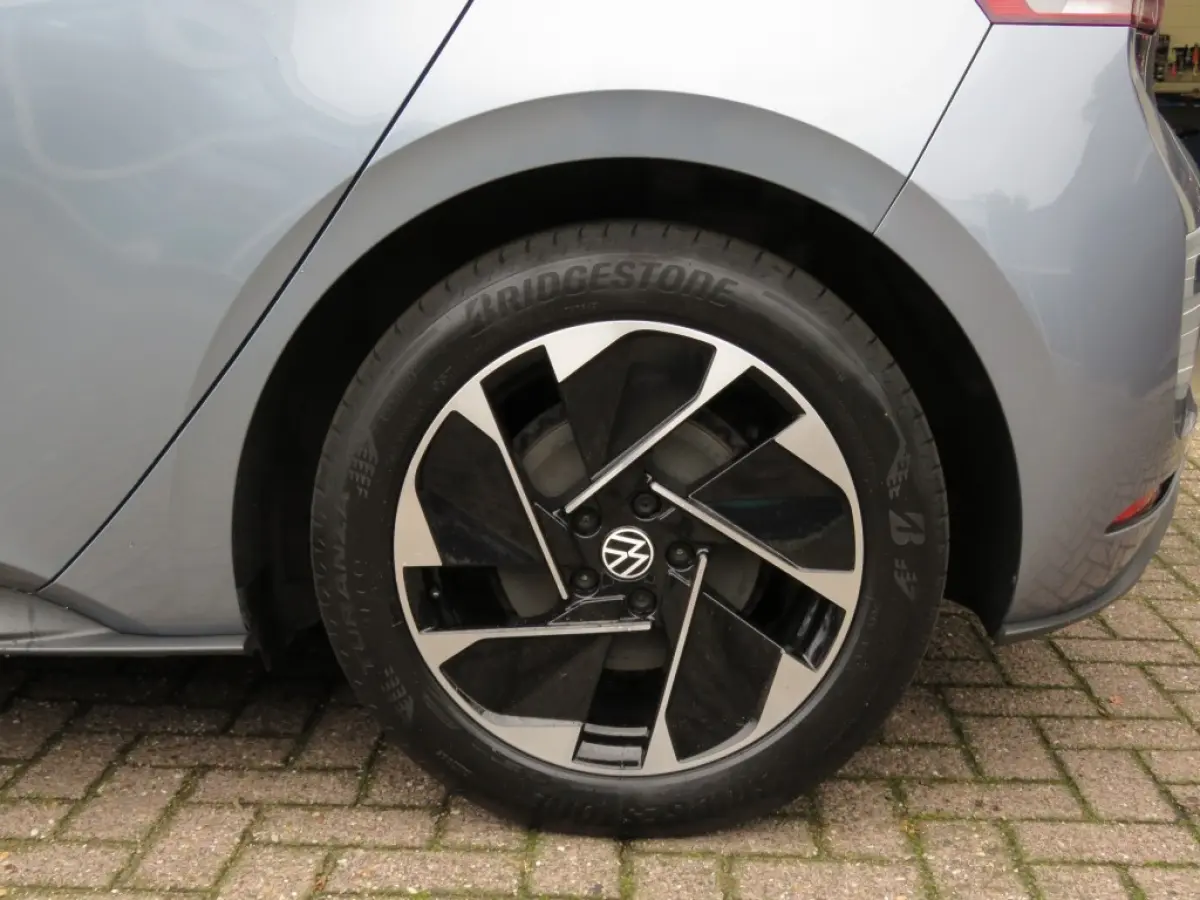 FIRST 58 KWH / soh 95% / Stoelverw. / Zwart dak en hemel / Navi / Carplay / 18 Inch / BOVAG garantie