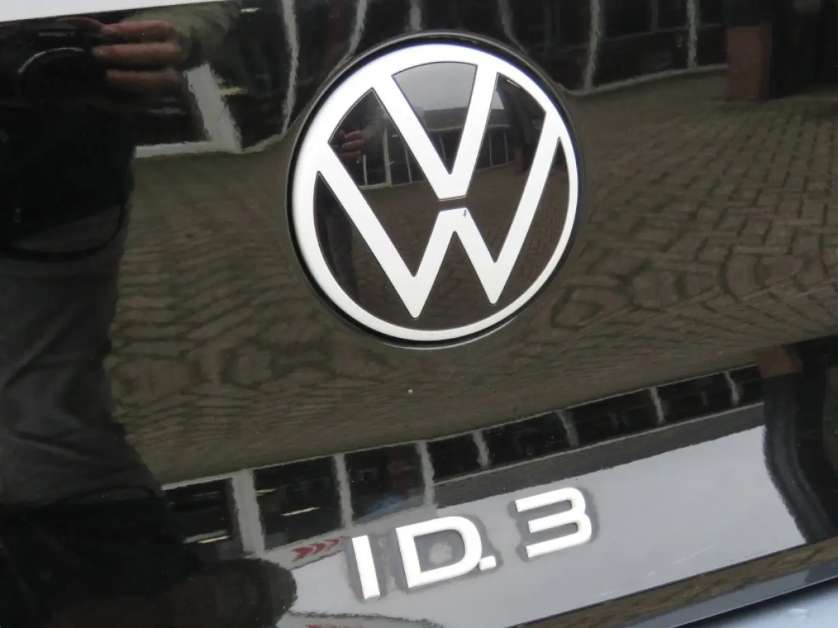 FIRST 58 KWH / soh 95% / Stoelverw. / Zwart dak en hemel / Navi / Carplay / 18 Inch / BOVAG garantie