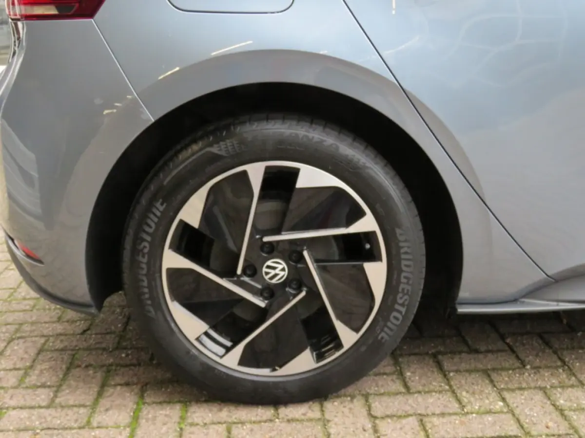 FIRST 58 KWH / soh 95% / Stoelverw. / Zwart dak en hemel / Navi / Carplay / 18 Inch / BOVAG garantie