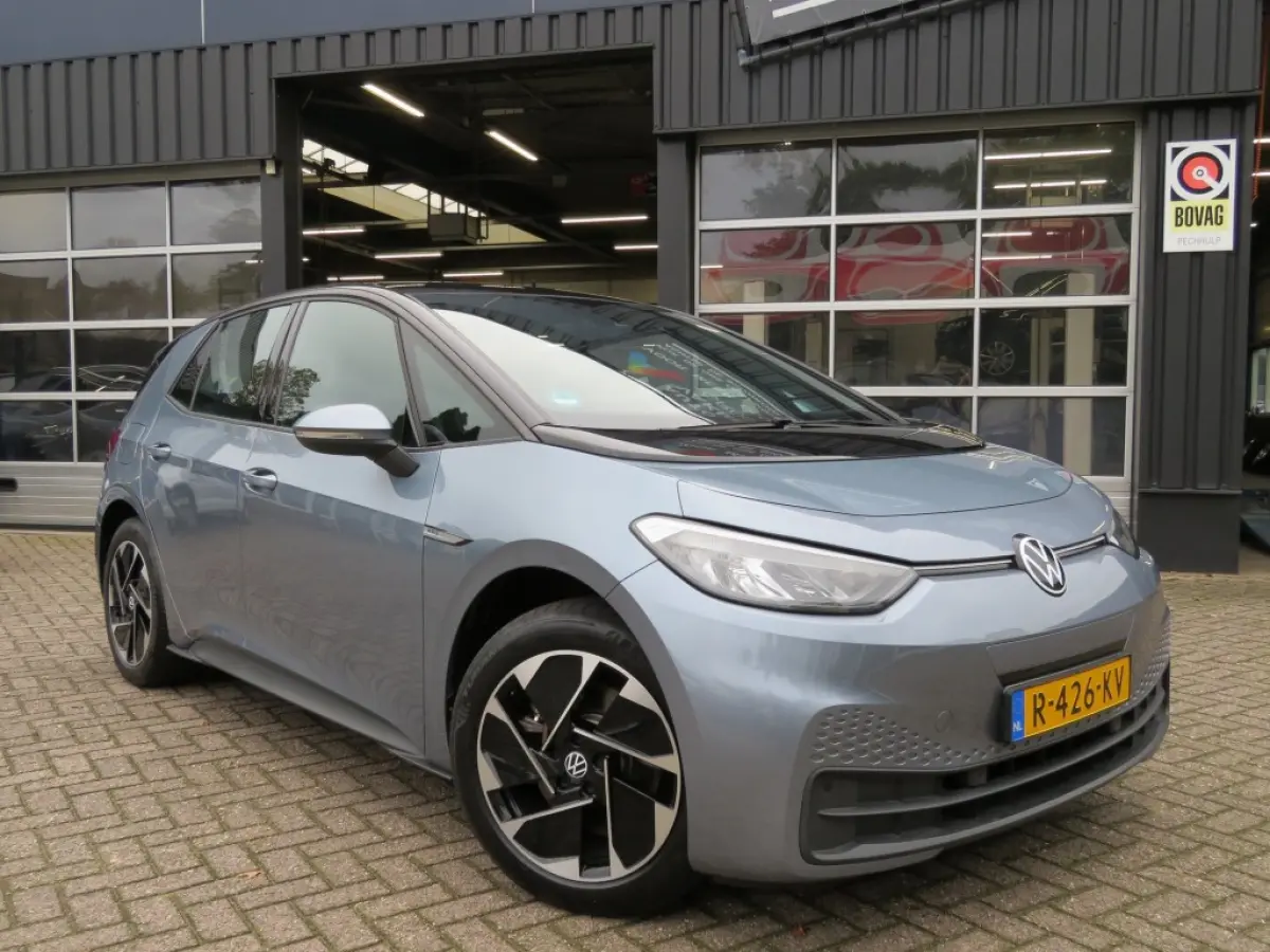 FIRST 58 KWH / soh 95% / Stoelverw. / Zwart dak en hemel / Navi / Carplay / 18 Inch / BOVAG garantie