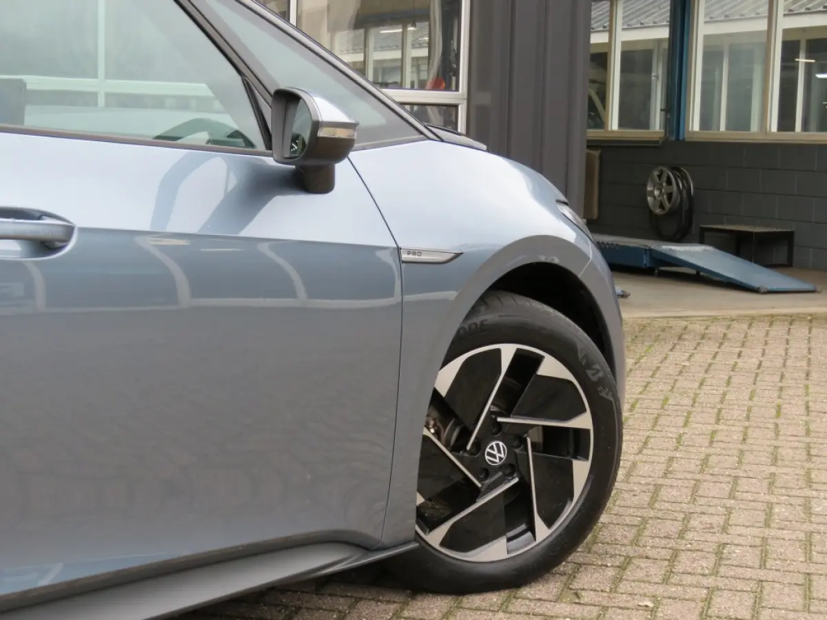 FIRST 58 KWH / soh 95% / Stoelverw. / Zwart dak en hemel / Navi / Carplay / 18 Inch / BOVAG garantie