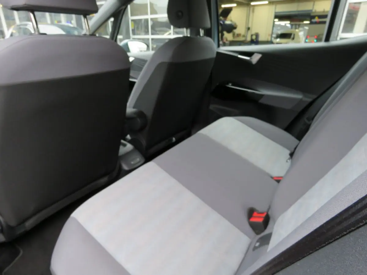 FIRST 58 KWH / soh 95% / Stoelverw. / Zwart dak en hemel / Navi / Carplay / 18 Inch / BOVAG garantie