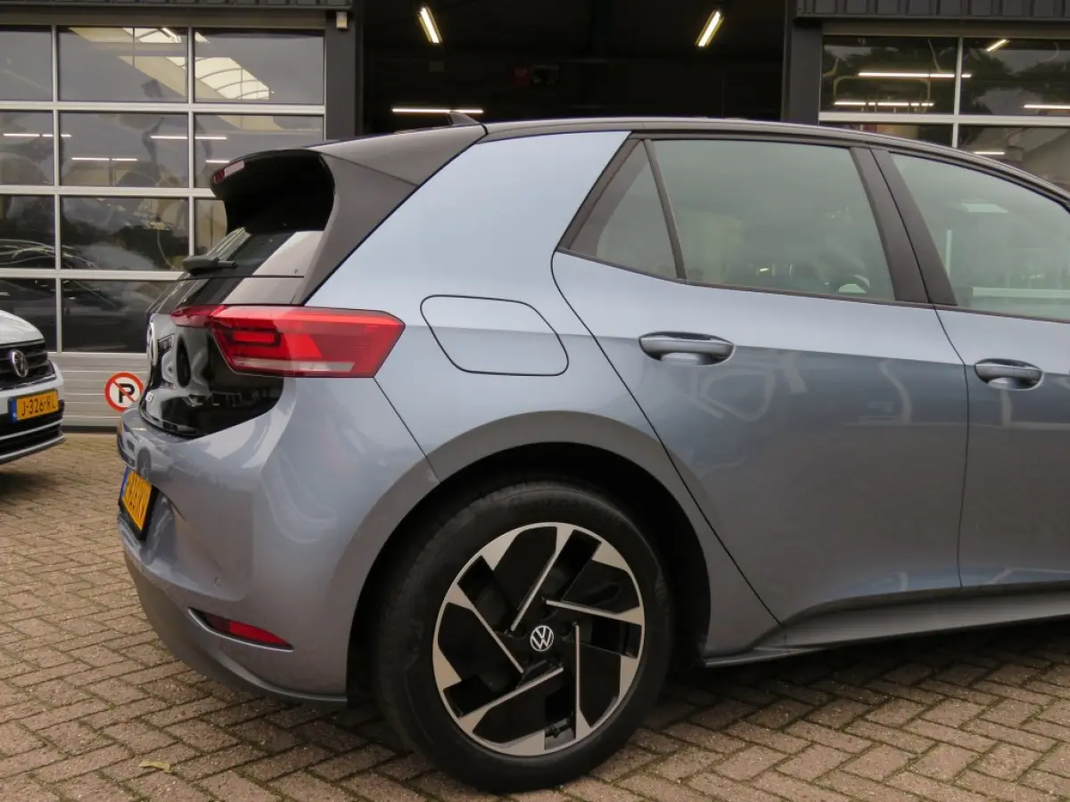 FIRST 58 KWH / soh 95% / Stoelverw. / Zwart dak en hemel / Navi / Carplay / 18 Inch / BOVAG garantie