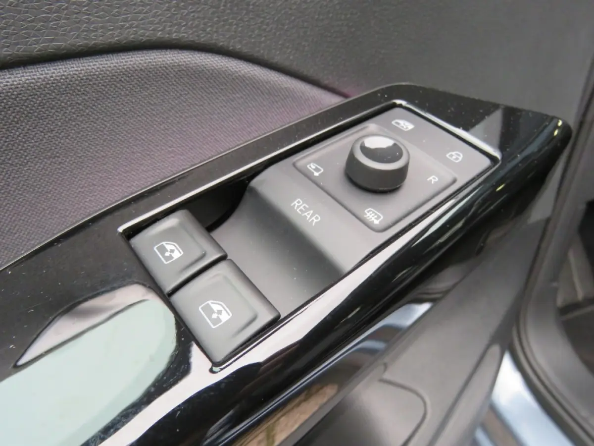 FIRST 58 KWH / soh 95% / Stoelverw. / Zwart dak en hemel / Navi / Carplay / 18 Inch / BOVAG garantie
