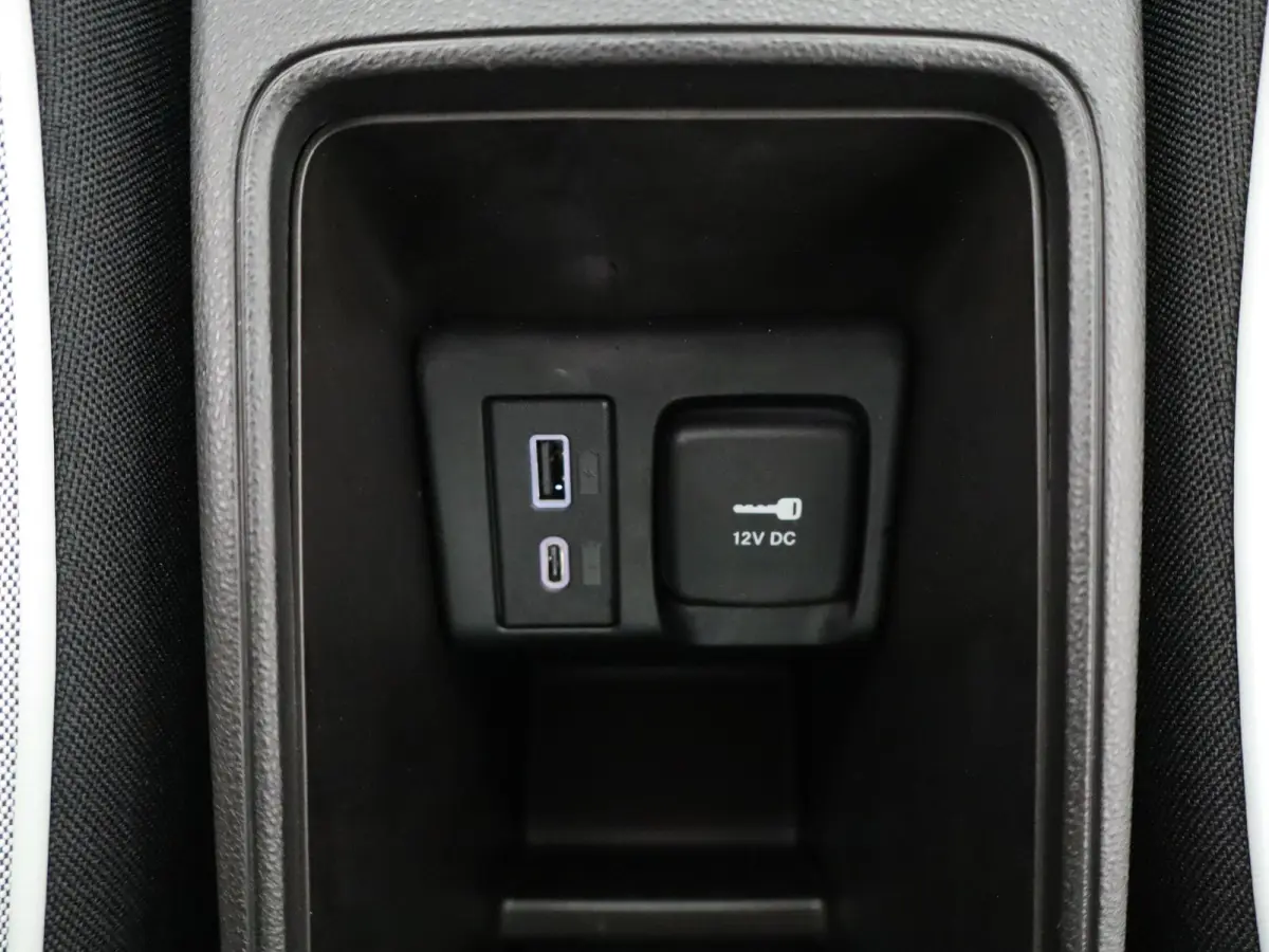 1.0 Hybrid Torino Launch Edition Tot 8 Jaar Garantie | Lage KM | Carplay | PDC | Cruise Control | Climate Control | Keyless | Navigatie | 16" Lichtmetalen Velgen | LED | Origineel NL!