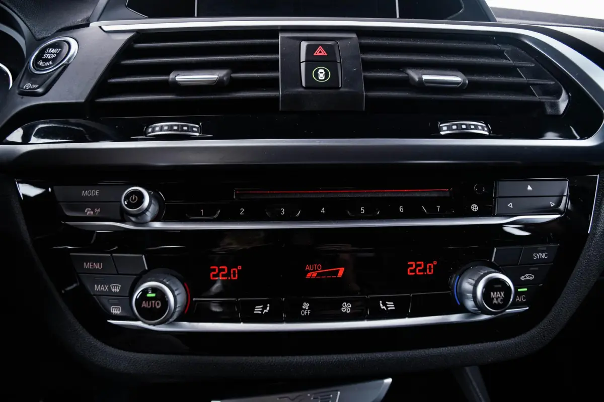 xDrive20i High Executive M Sport - Panoramadak - Ambiance verlichting - Parking Assistant - LED koplampen met uitgebreide functionaliteit - Sportstoelen - Navigatiesysteem Business -