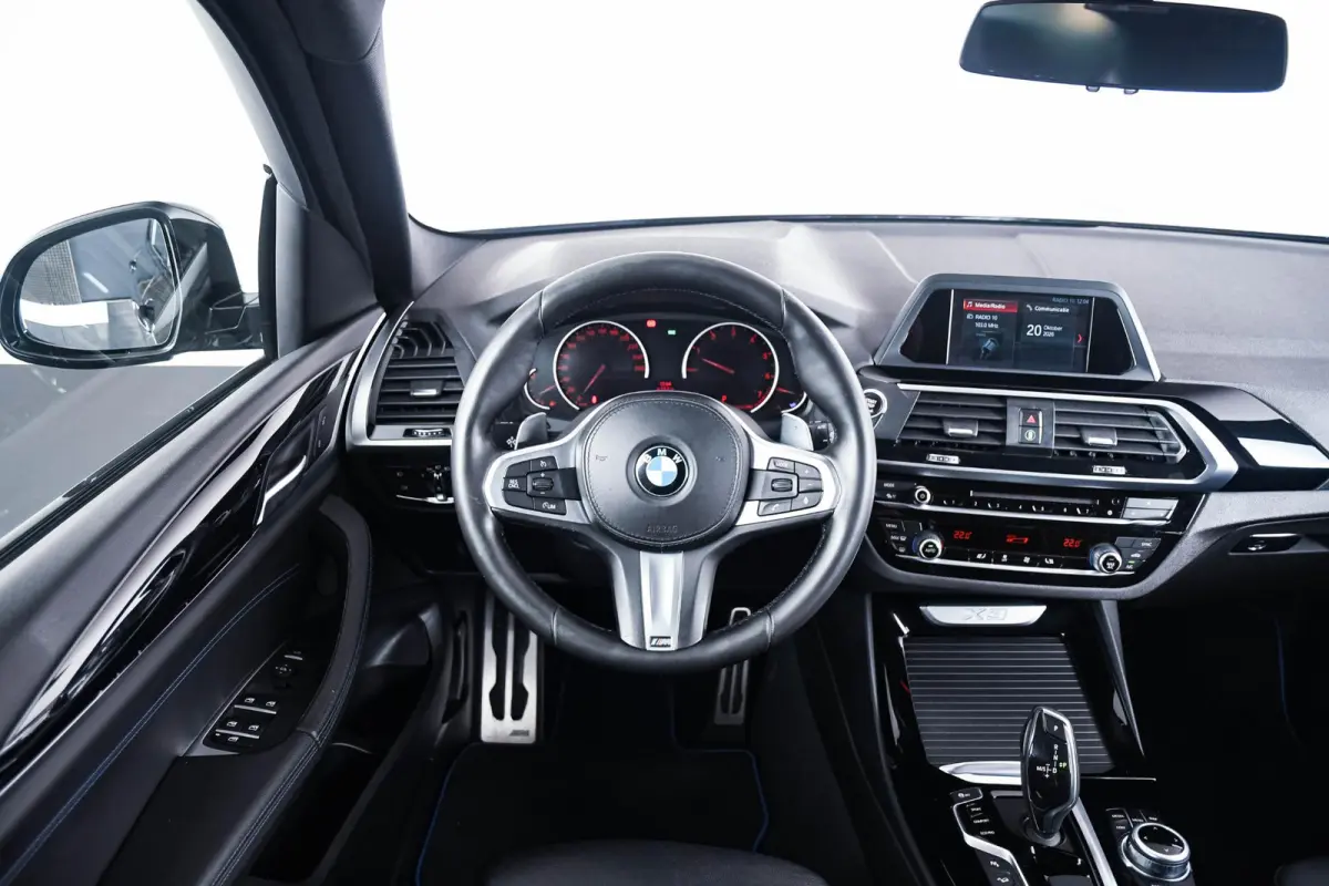 xDrive20i High Executive M Sport - Panoramadak - Ambiance verlichting - Parking Assistant - LED koplampen met uitgebreide functionaliteit - Sportstoelen - Navigatiesysteem Business -