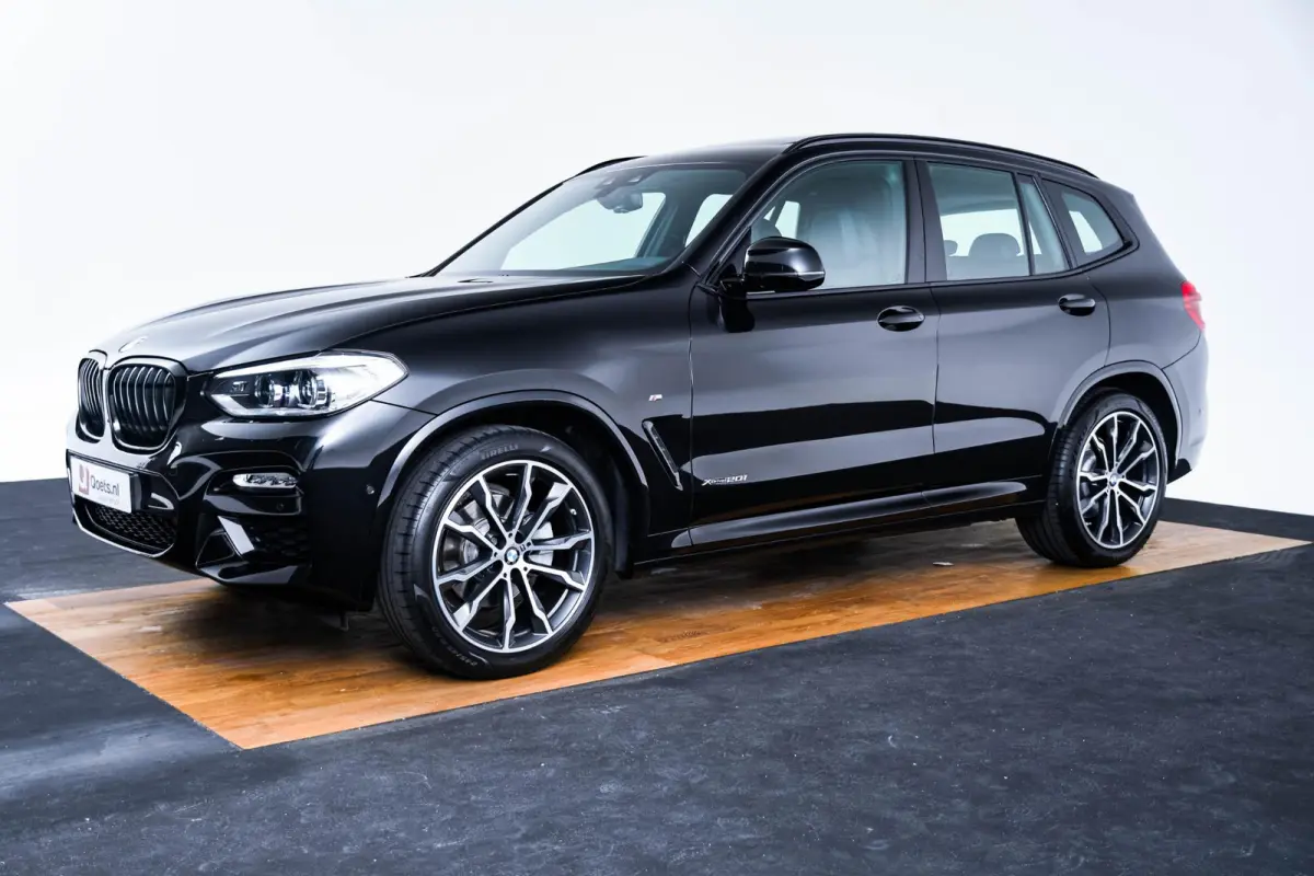xDrive20i High Executive M Sport - Panoramadak - Ambiance verlichting - Parking Assistant - LED koplampen met uitgebreide functionaliteit - Sportstoelen - Navigatiesysteem Business -
