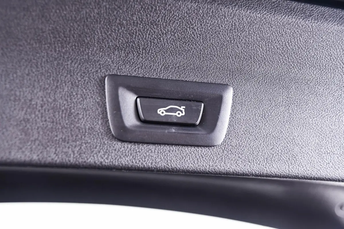 xDrive20i High Executive M Sport - Panoramadak - Ambiance verlichting - Parking Assistant - LED koplampen met uitgebreide functionaliteit - Sportstoelen - Navigatiesysteem Business -