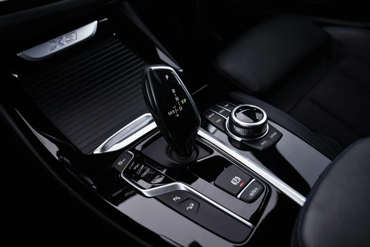 xDrive20i High Executive M Sport - Panoramadak - Ambiance verlichting - Parking Assistant - LED koplampen met uitgebreide functionaliteit - Sportstoelen - Navigatiesysteem Business -