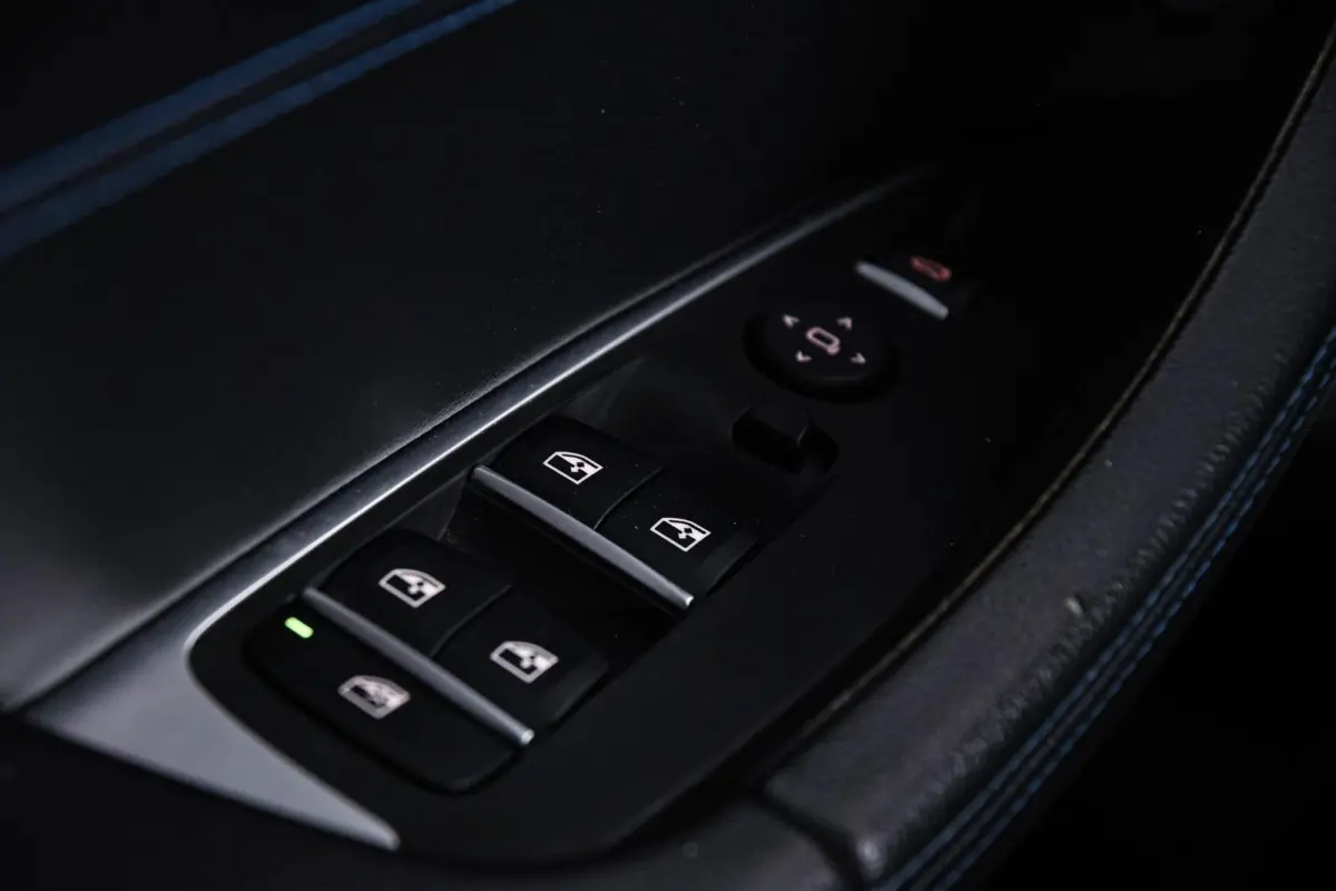 xDrive20i High Executive M Sport - Panoramadak - Ambiance verlichting - Parking Assistant - LED koplampen met uitgebreide functionaliteit - Sportstoelen - Navigatiesysteem Business -