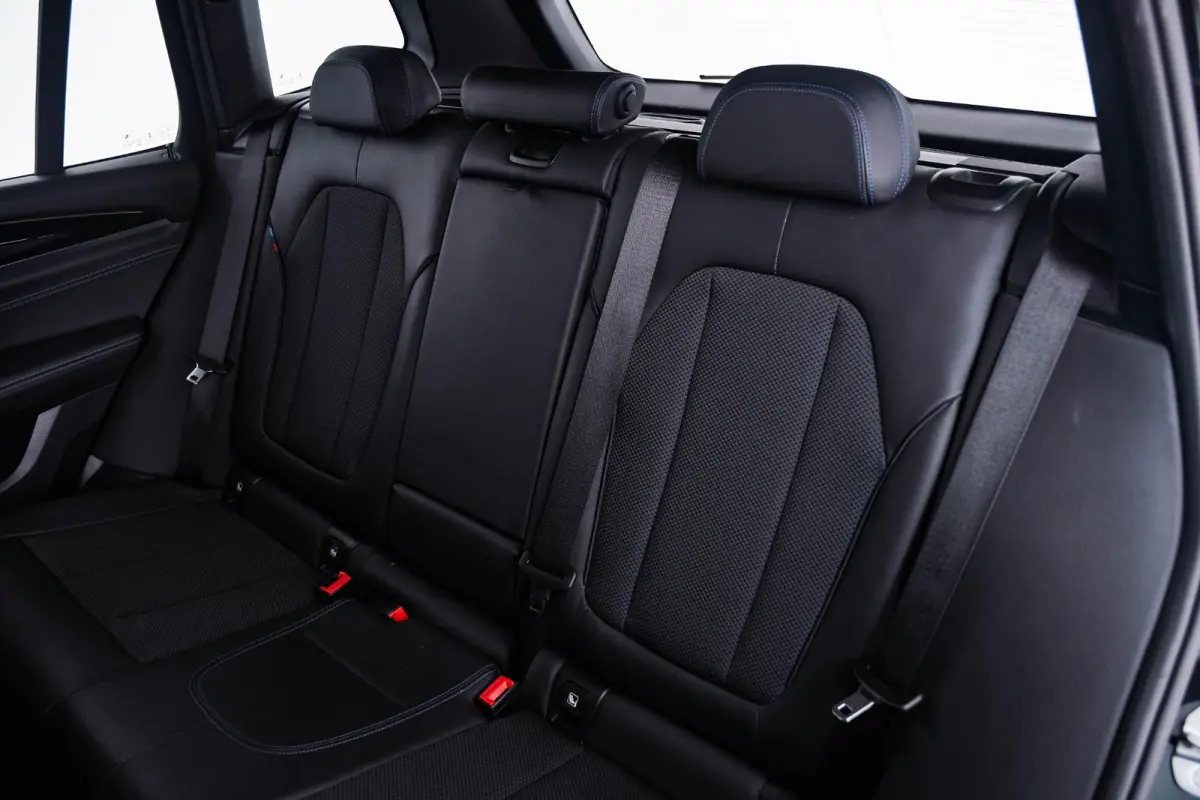xDrive20i High Executive M Sport - Panoramadak - Ambiance verlichting - Parking Assistant - LED koplampen met uitgebreide functionaliteit - Sportstoelen - Navigatiesysteem Business -