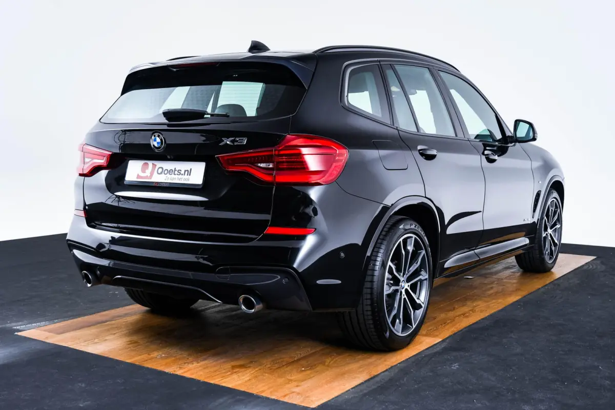 xDrive20i High Executive M Sport - Panoramadak - Ambiance verlichting - Parking Assistant - LED koplampen met uitgebreide functionaliteit - Sportstoelen - Navigatiesysteem Business -