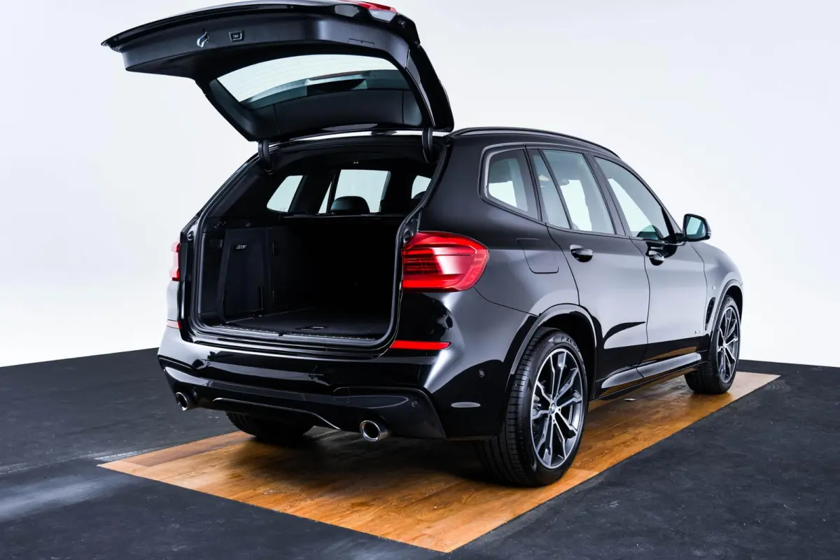 xDrive20i High Executive M Sport - Panoramadak - Ambiance verlichting - Parking Assistant - LED koplampen met uitgebreide functionaliteit - Sportstoelen - Navigatiesysteem Business -