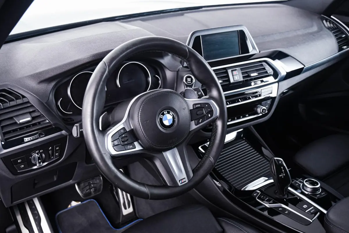 xDrive20i High Executive M Sport - Panoramadak - Ambiance verlichting - Parking Assistant - LED koplampen met uitgebreide functionaliteit - Sportstoelen - Navigatiesysteem Business -